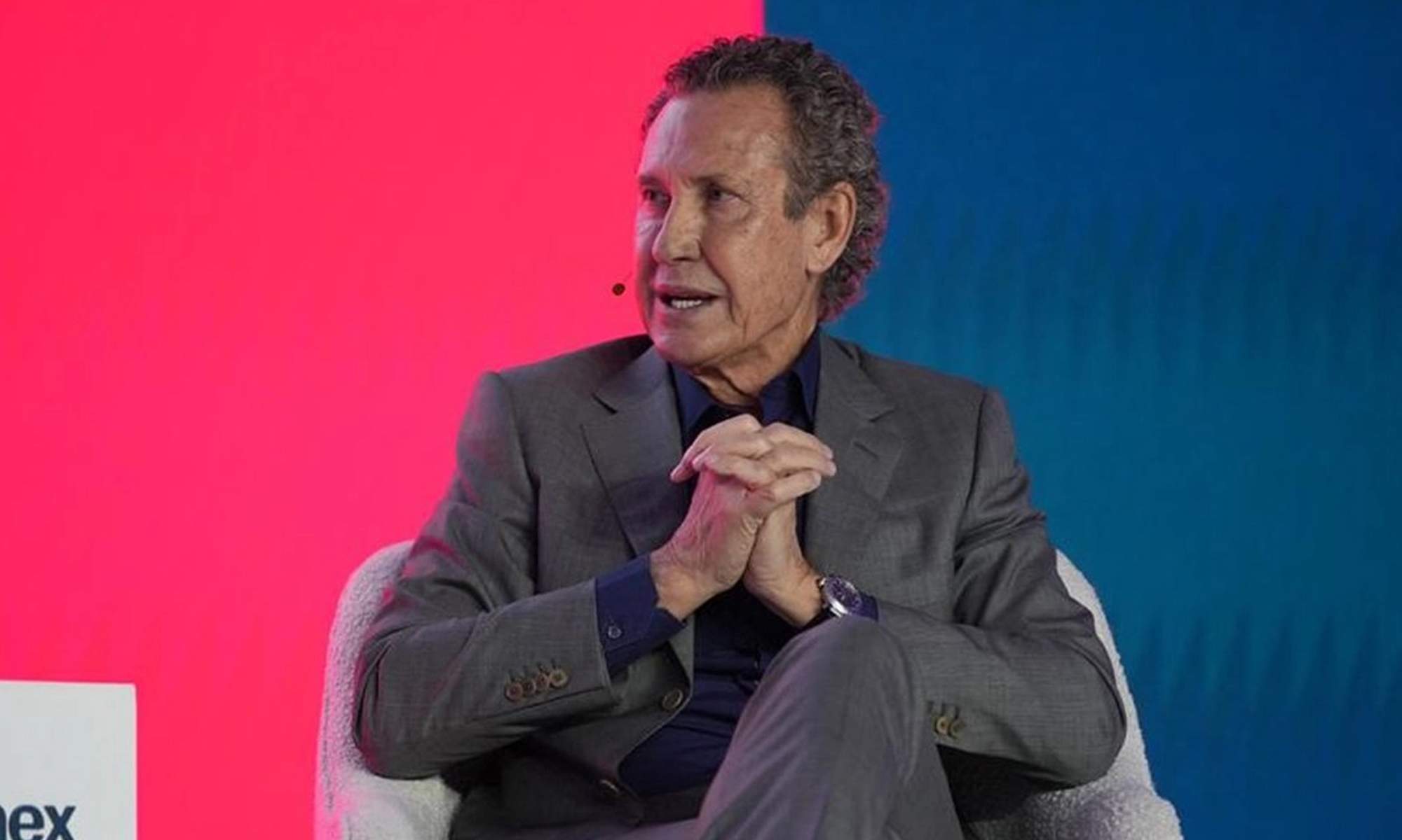 Jorge Valdano hablando en una entrevista. 