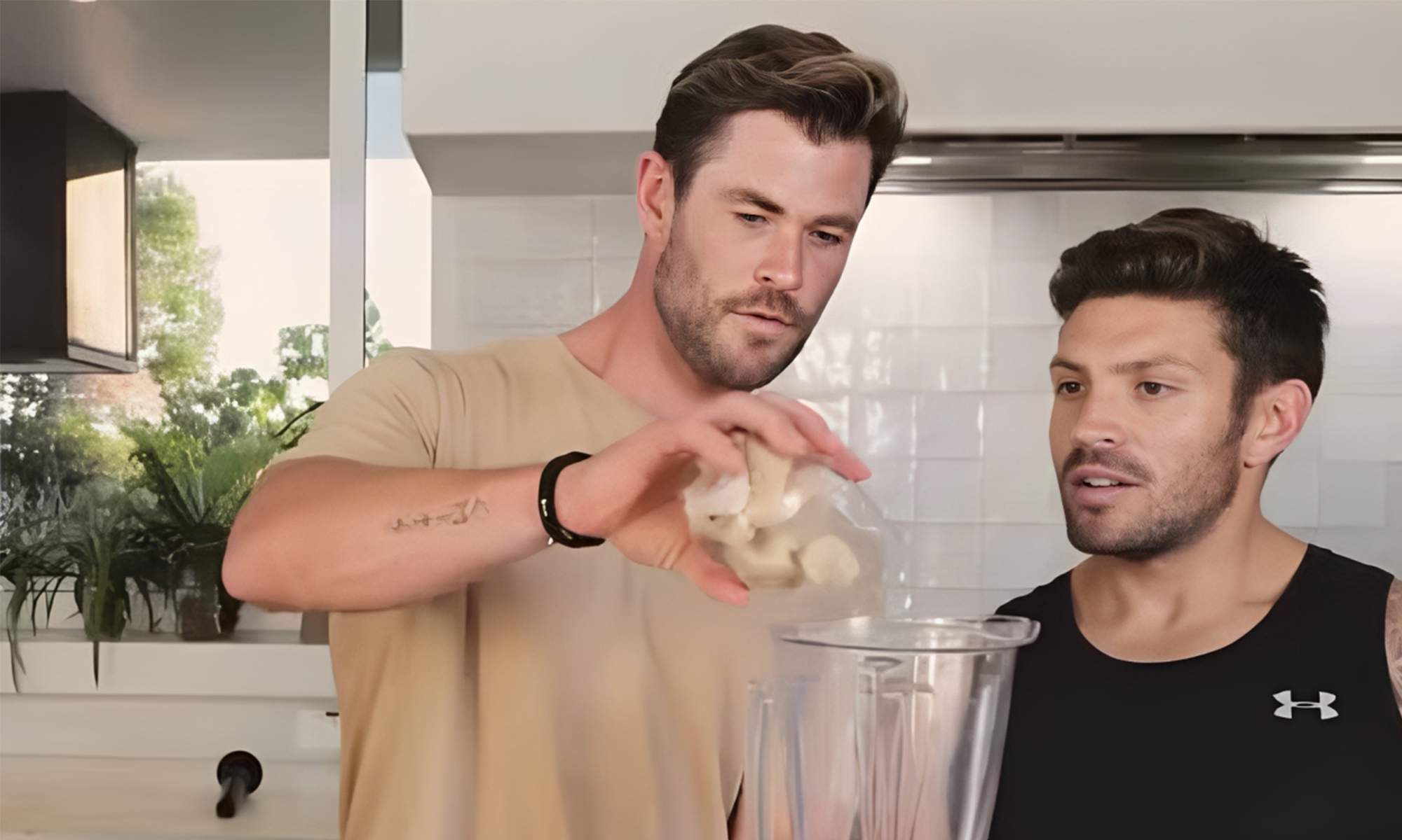 Chris Hemsworth haciendo un batido de proteínas.