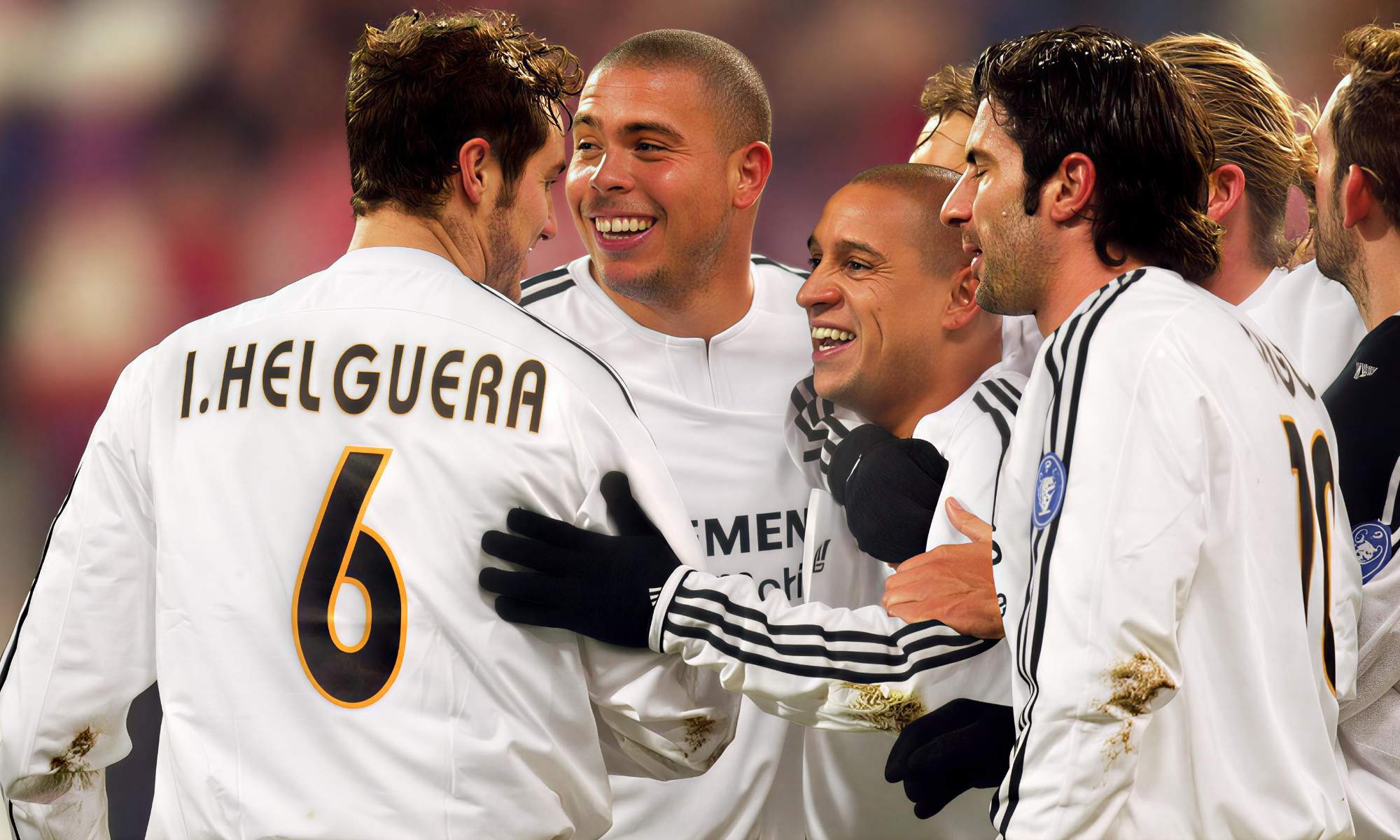Iván Helguera, con Ronaldo, Roberto Carlos y Luis Figo, durante un partido del Real Madrid.
