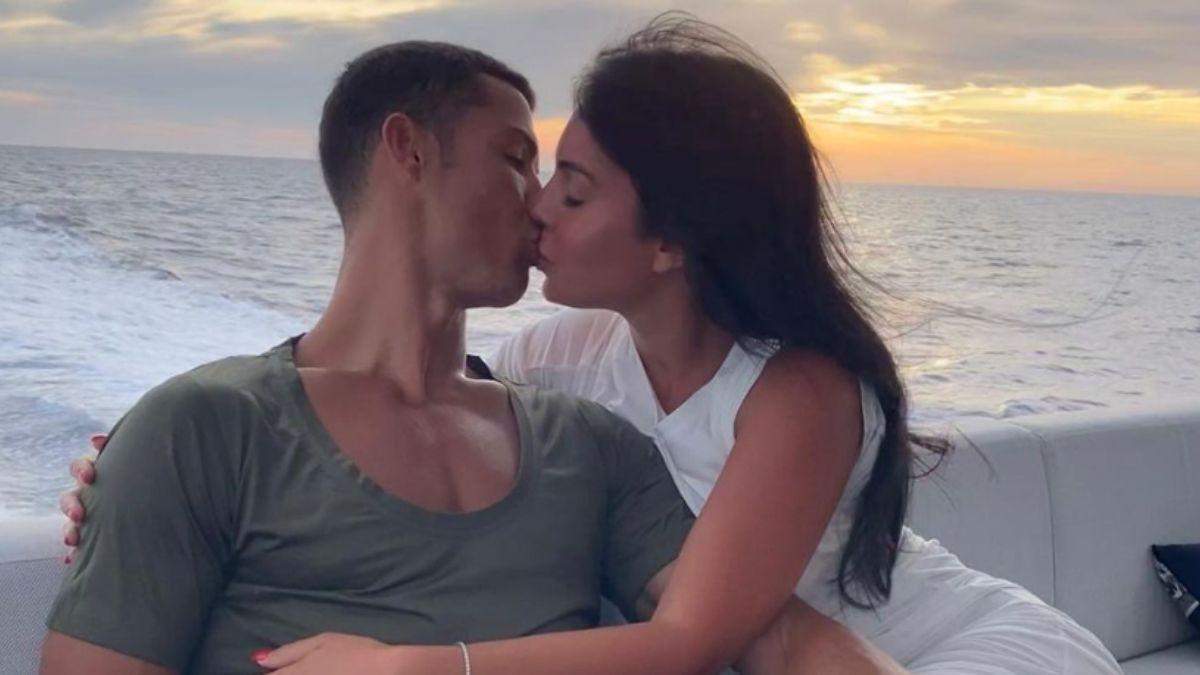 Cristiano y Georgina besándose en un barco