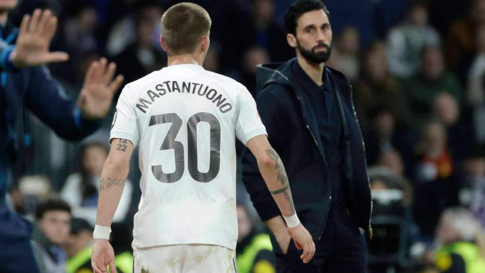 Franco Mastantuono, en un partido con el Real Madrid, con Álvaro Arbeloa al fondo.