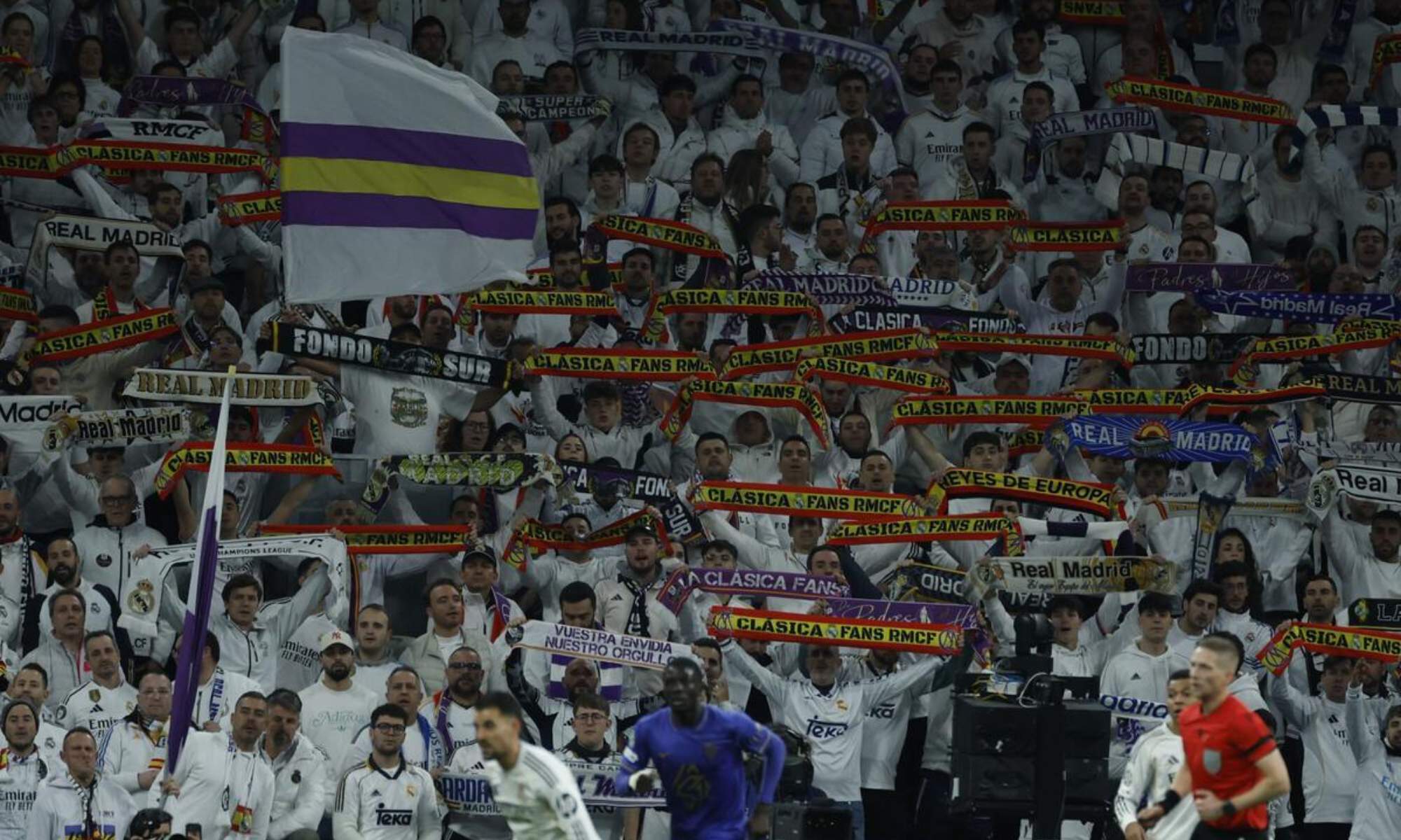 Aficionados del Real Madrid, en la Grada Fans, mostrando varias banderas de España.