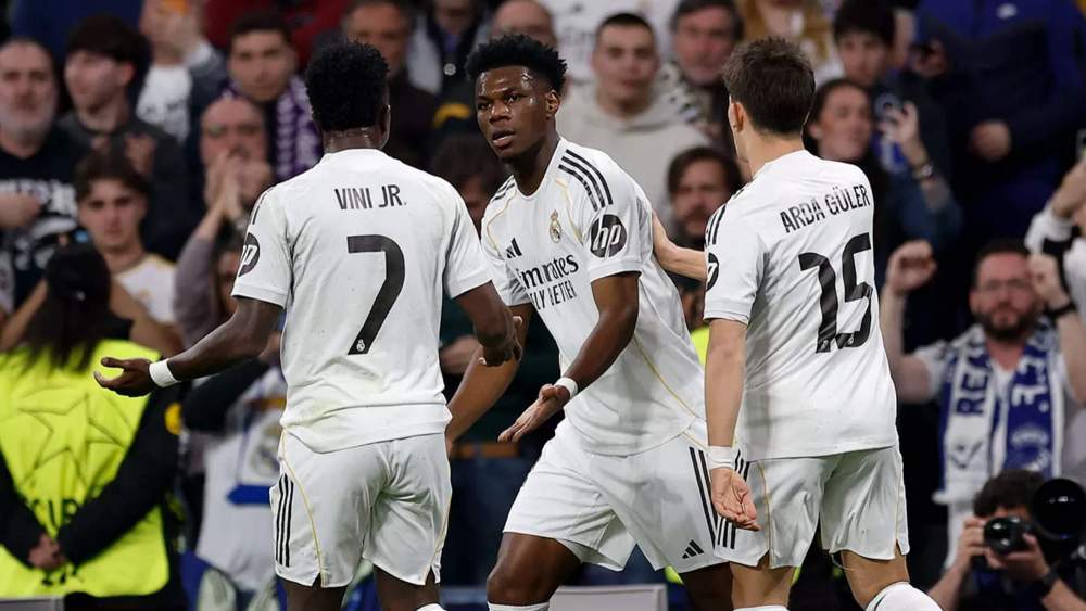 Vinicius Junior, Aurelién Tchouaméni y Arda Güler, celebrando un gol en un partido de Champions durante esta temporada.
