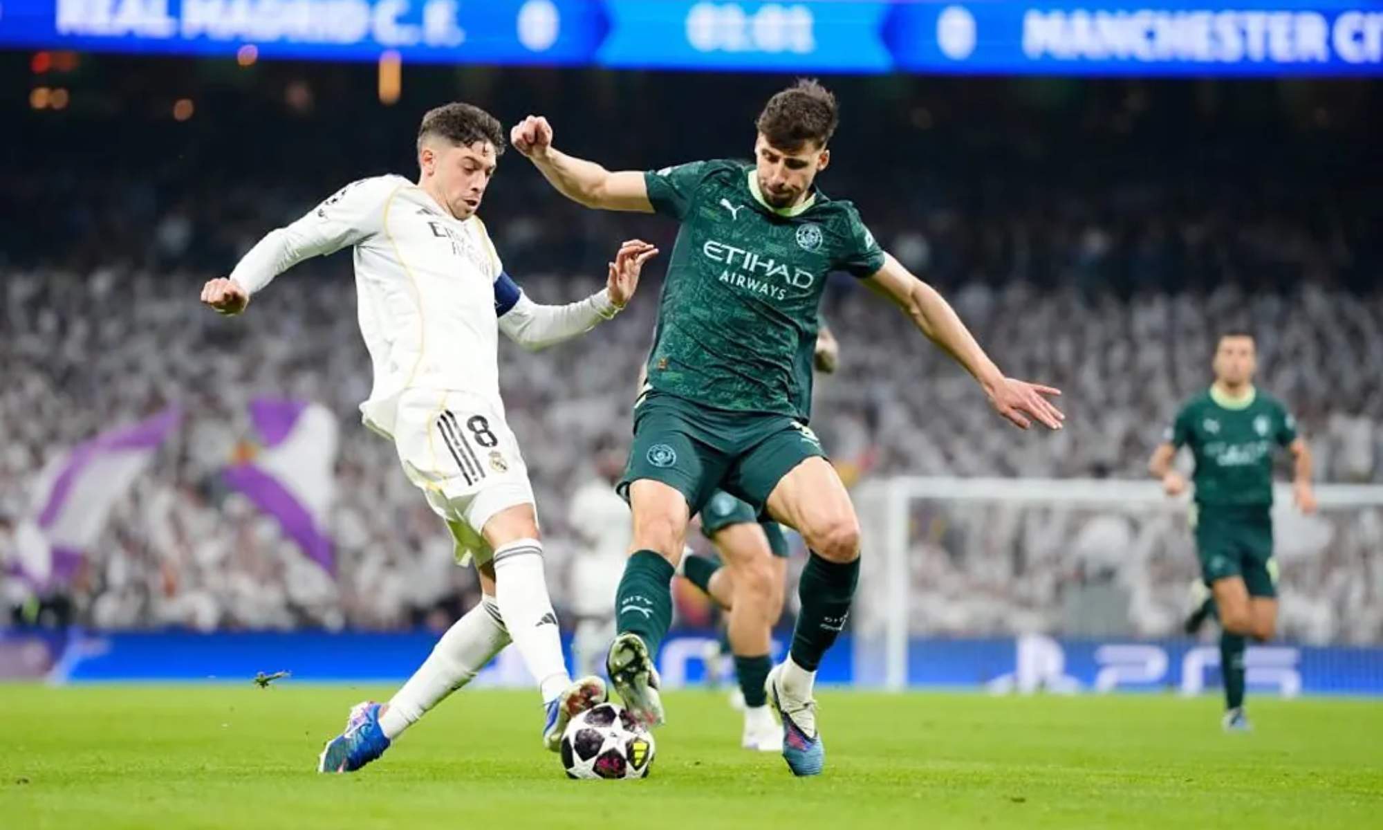 Fede Valverde y Ruben Dias, luchando por un balón en el encuentro entre el Real Madrid y el Manchester City de esta noche.