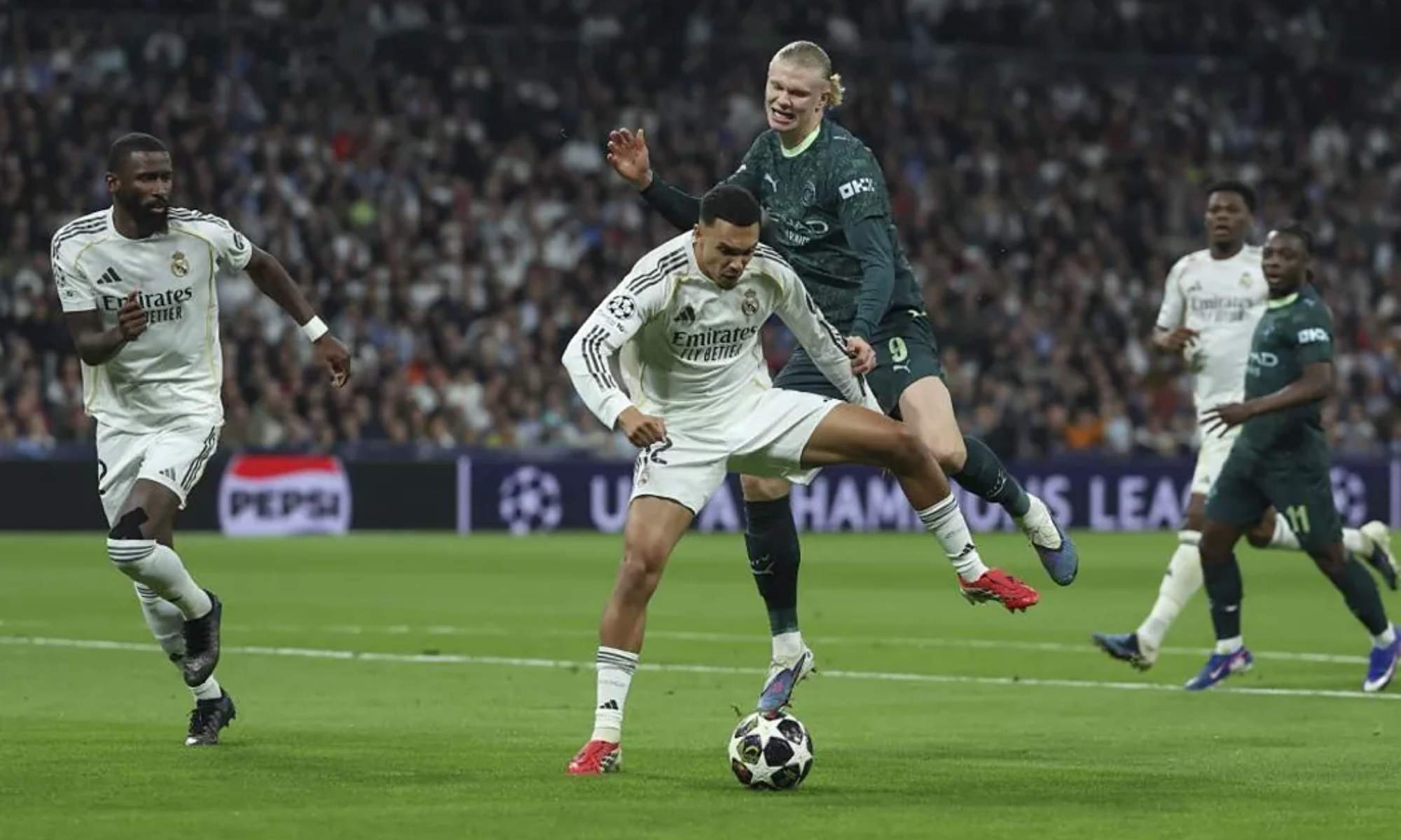 Trent Alexander-Arnold, protegiendo un balón ante Erling Haaland, en una acción durante la primera parte del partido entre el Real Madrid y el Manchester City.