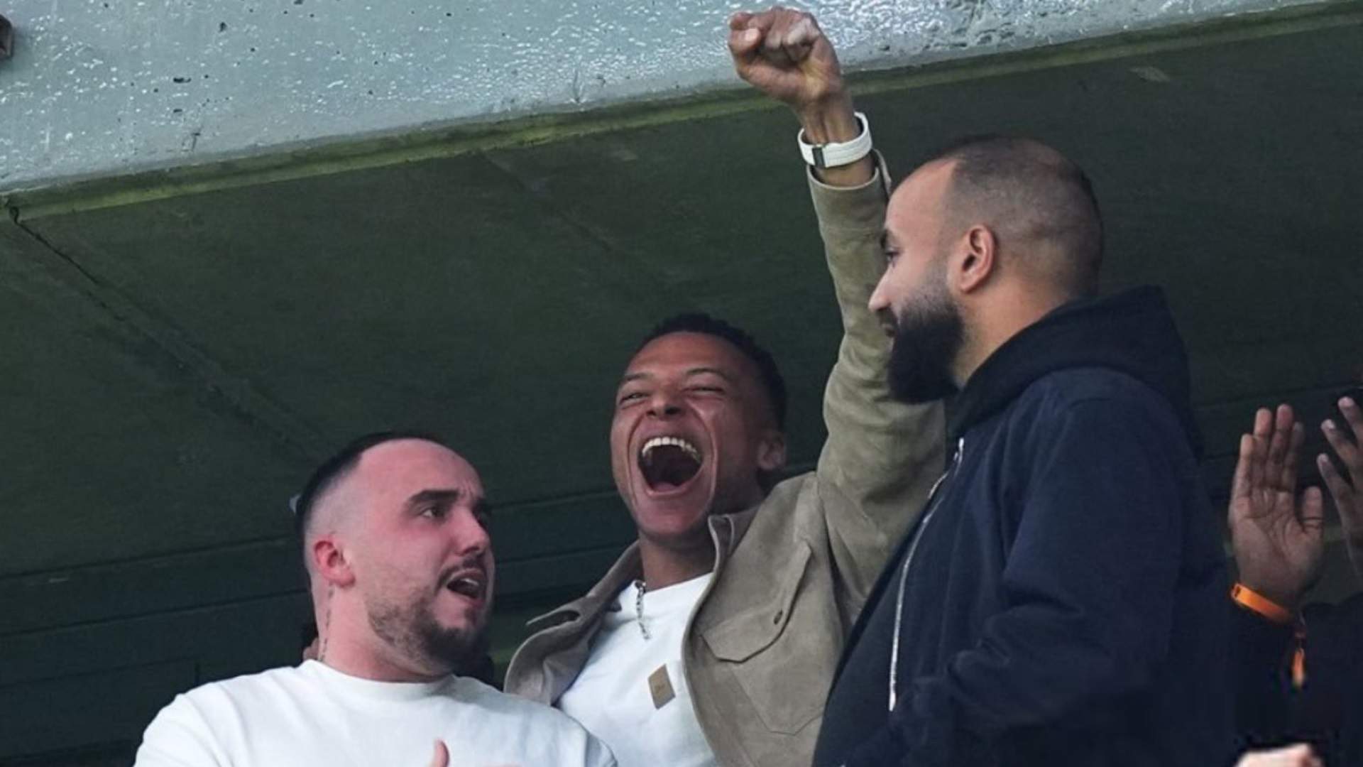 Mbappé alucina con la exhibición del Madrid y enloquece en la grada: celebración a lo grande en la grada del Santiago...