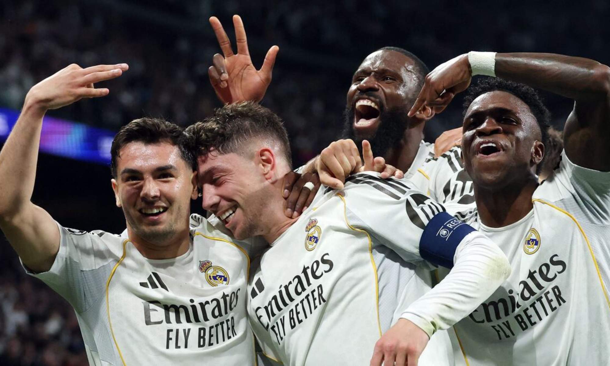 Fede Valverde, celebrando con sus compañeros uno de los tres goles que ha marcado ante el Manchester City.