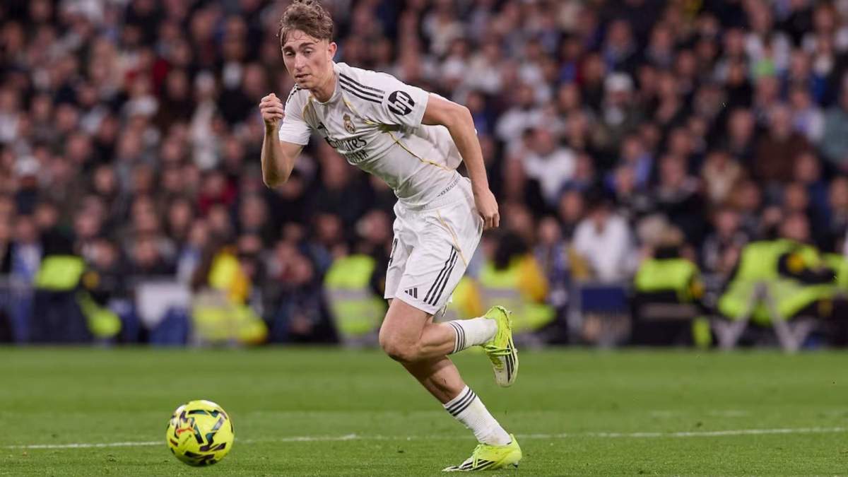 Dean Huijsen jugando un partido con el Real Madrid
