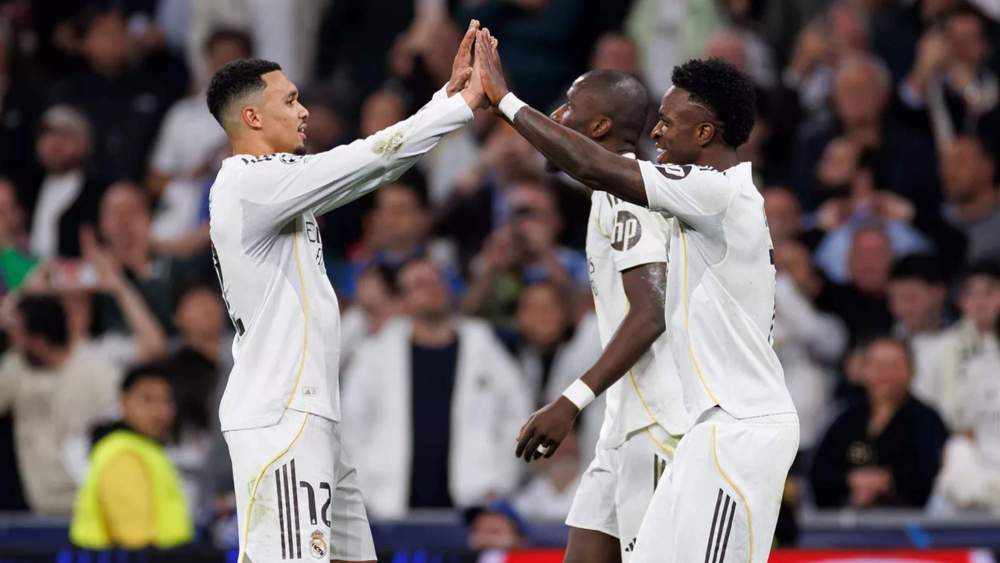 Trent Alexander-Arnold, chocándose las manos con Vinicius Junior.