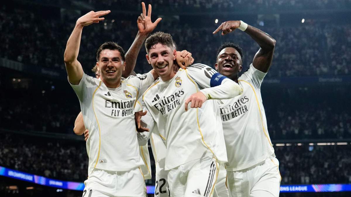 Fede Valverde celebrando su hat trick junto a Brahim y Vinicius