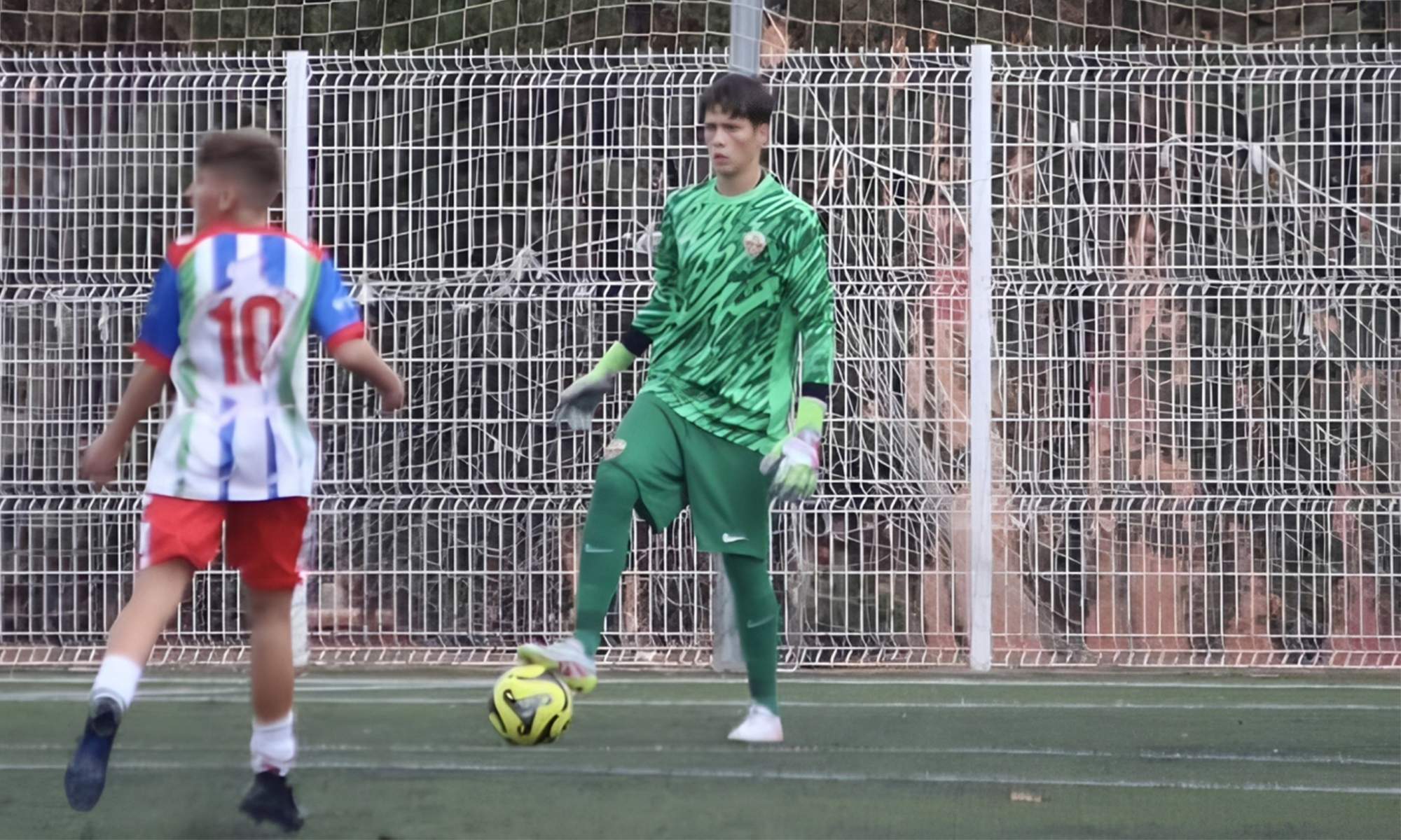 Pablo Pérez jugando un partido con la cantera del Elche.
