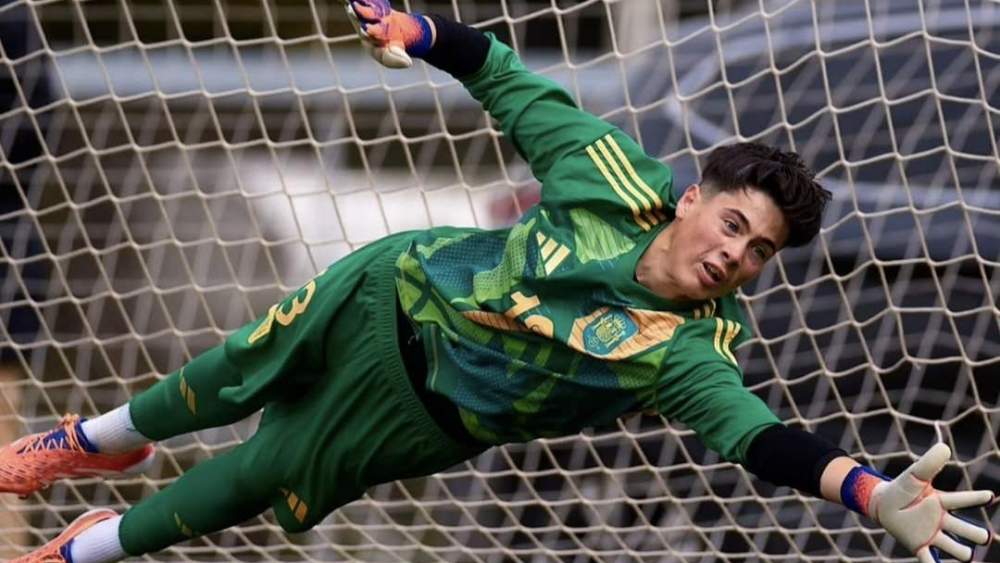Pablo Pérez parando un balón en un partido con el Elche.