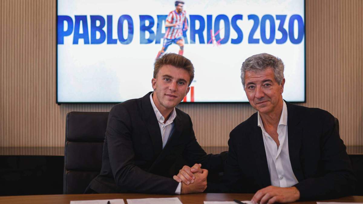 Pablo Barrios firmando su renovación