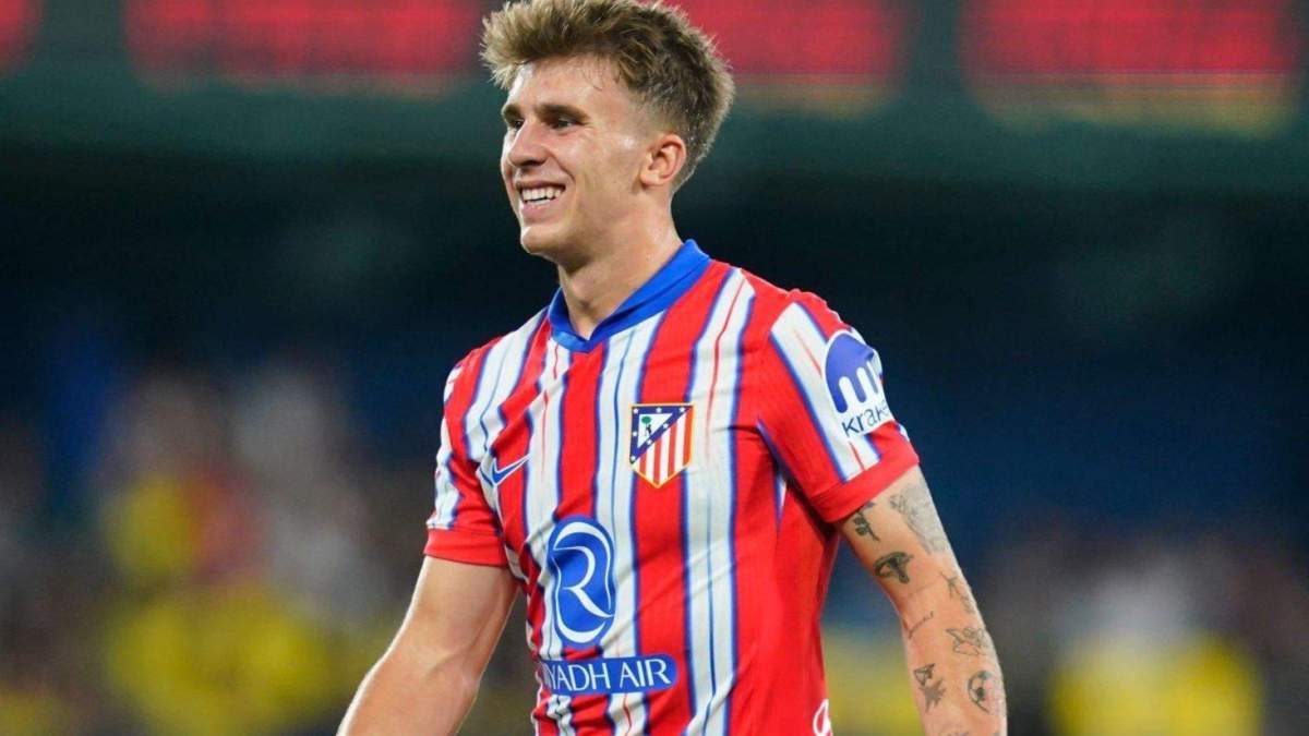 Pablo Barrios durante un partido con el Atlético de Madrid