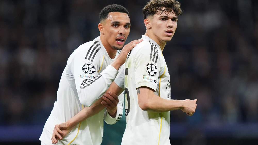 Trent Alexander-Arnold, hablando a Thiago Pitarch durante el encuentro ante el City en el Santiago Bernabéu. Trent Alexander-Arnold, hablando a Thiago Pitarch durante el encuentro ante el City en el Santiago Bernabéu.