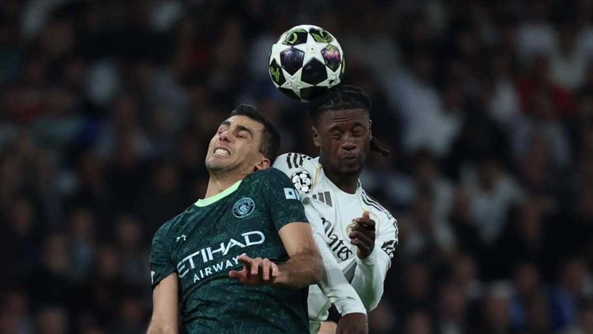 Rodri y Camavinga en una disputa durante el Real Madrid Manchester City Rodri y Camavinga en una disputa durante el Real Madrid Manchester City