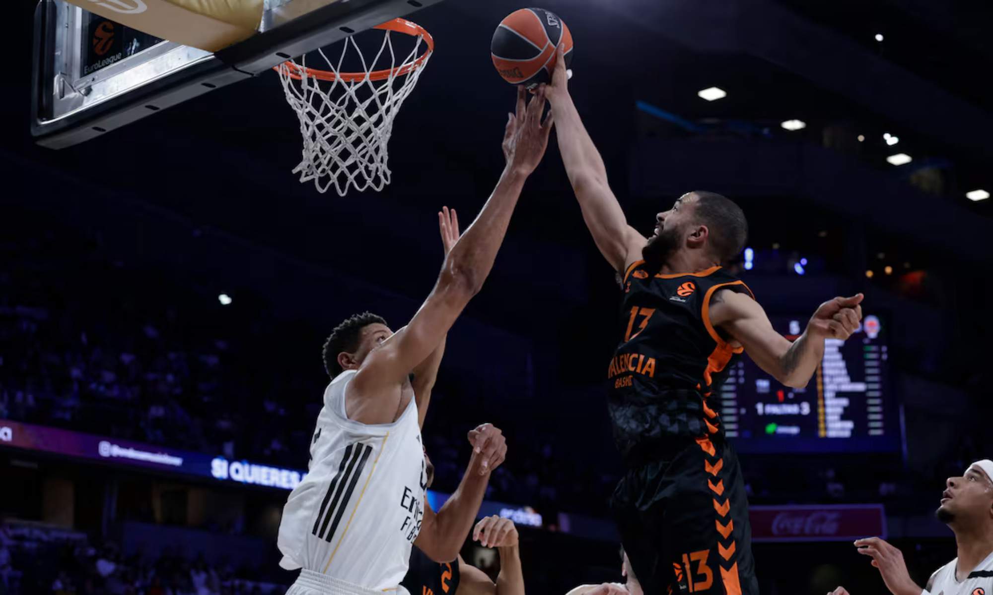 Edy Tavares, cazando un rebote del Valencia Basket en un partido en el que el Real Madrid ha conseguido vencer con contundencia.
