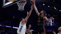 Edy Tavares, cazando un rebote del Valencia Basket en un partido en el que el Real Madrid ha conseguido vencer con contundencia.