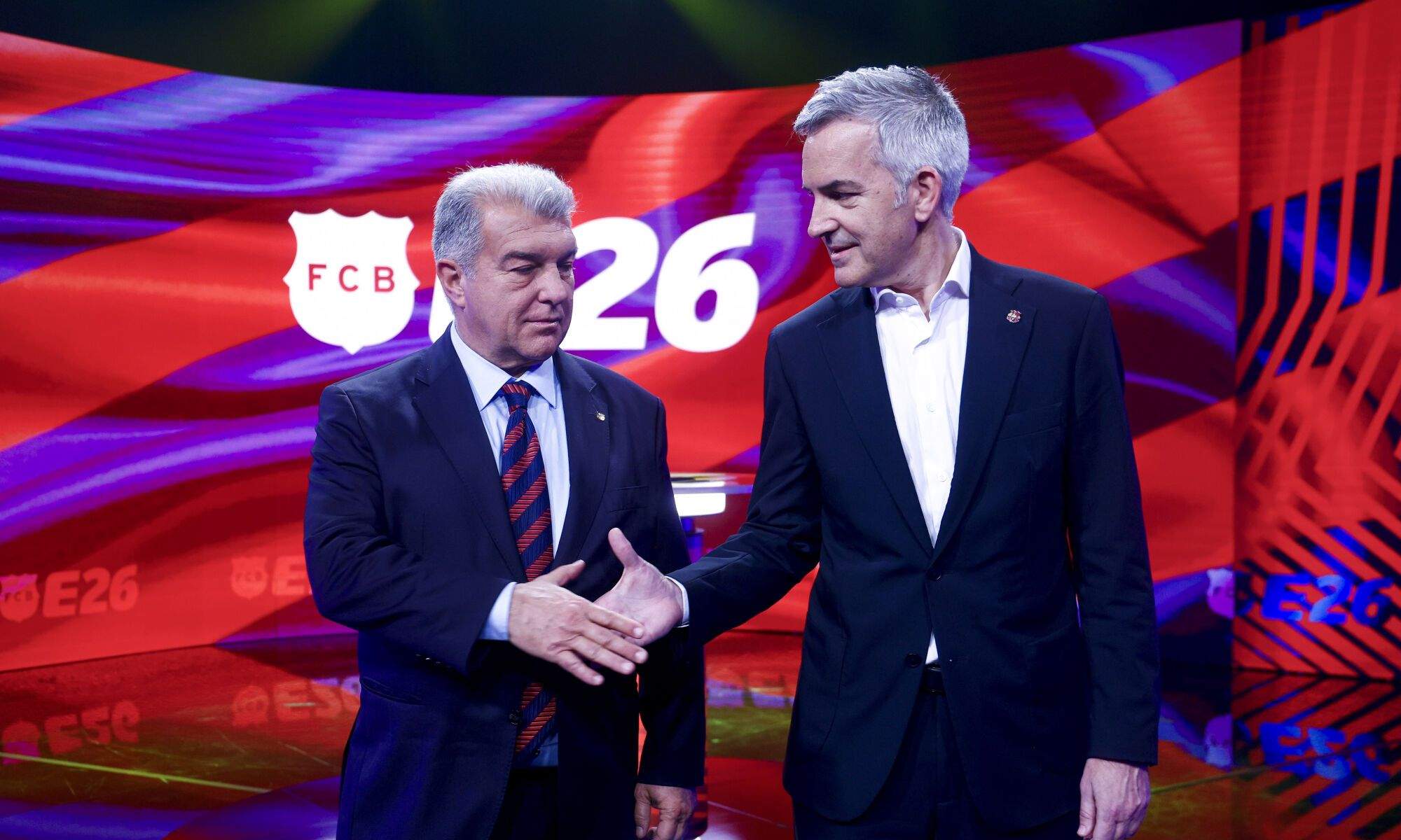 Víctor Font y Joan Laporta saludándose en su último debate antes de las elecciones.