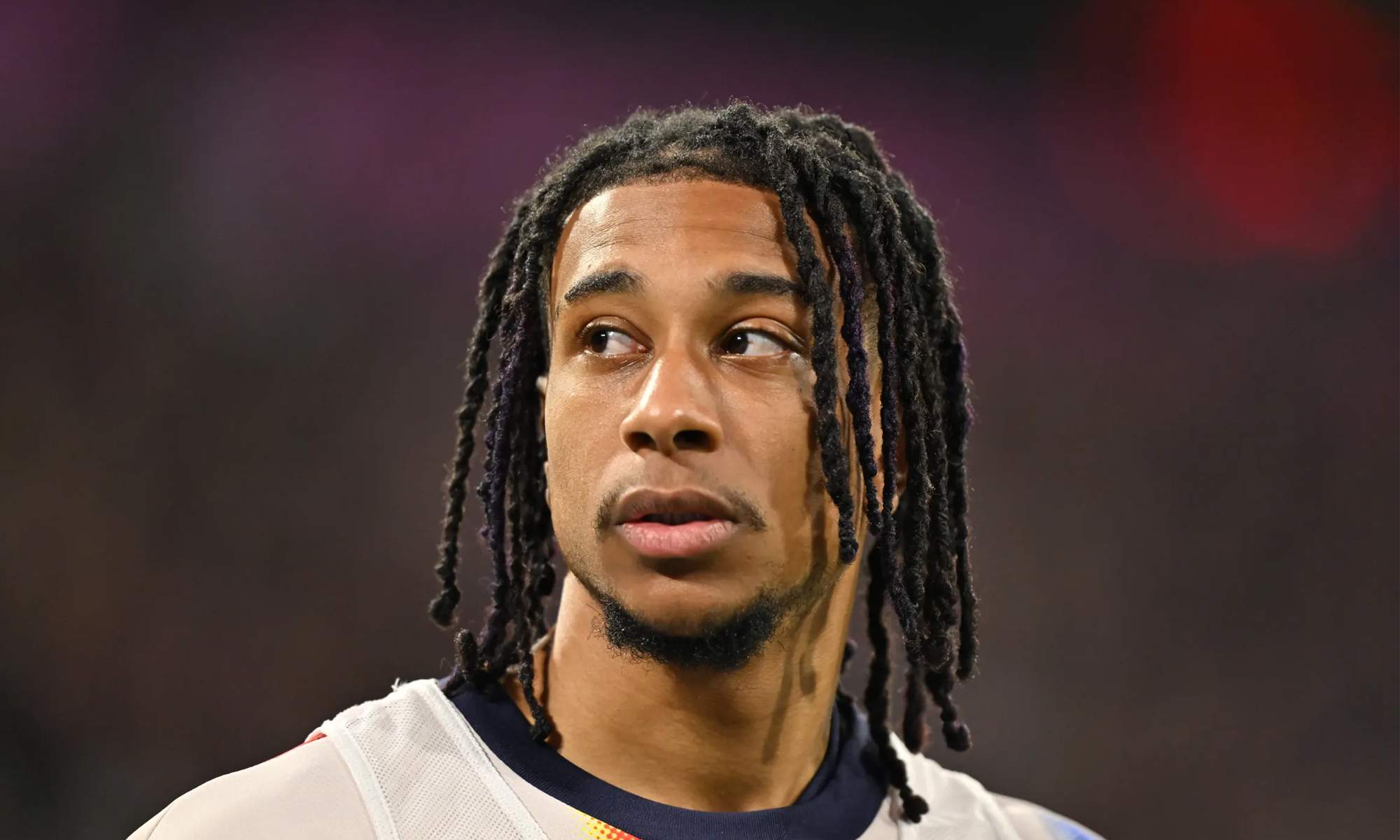 Michael Olise durante un calentamiento con el Bayern Múnich. 