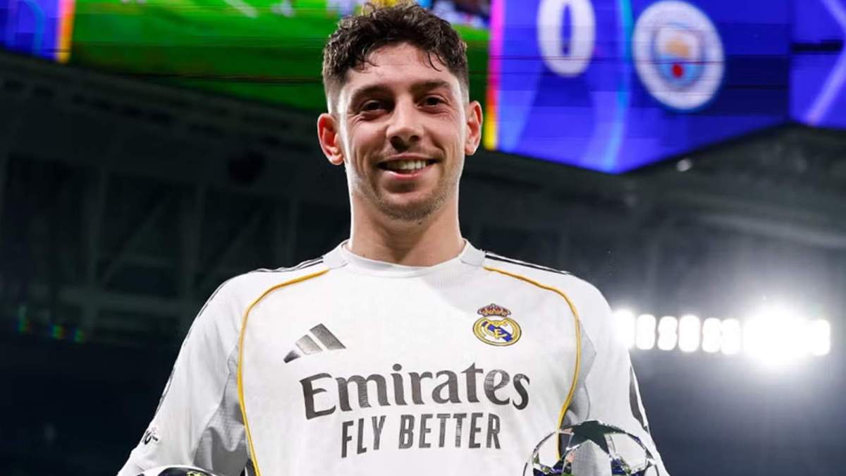 Fede Valverde posando con su balón y el premio de MVP.