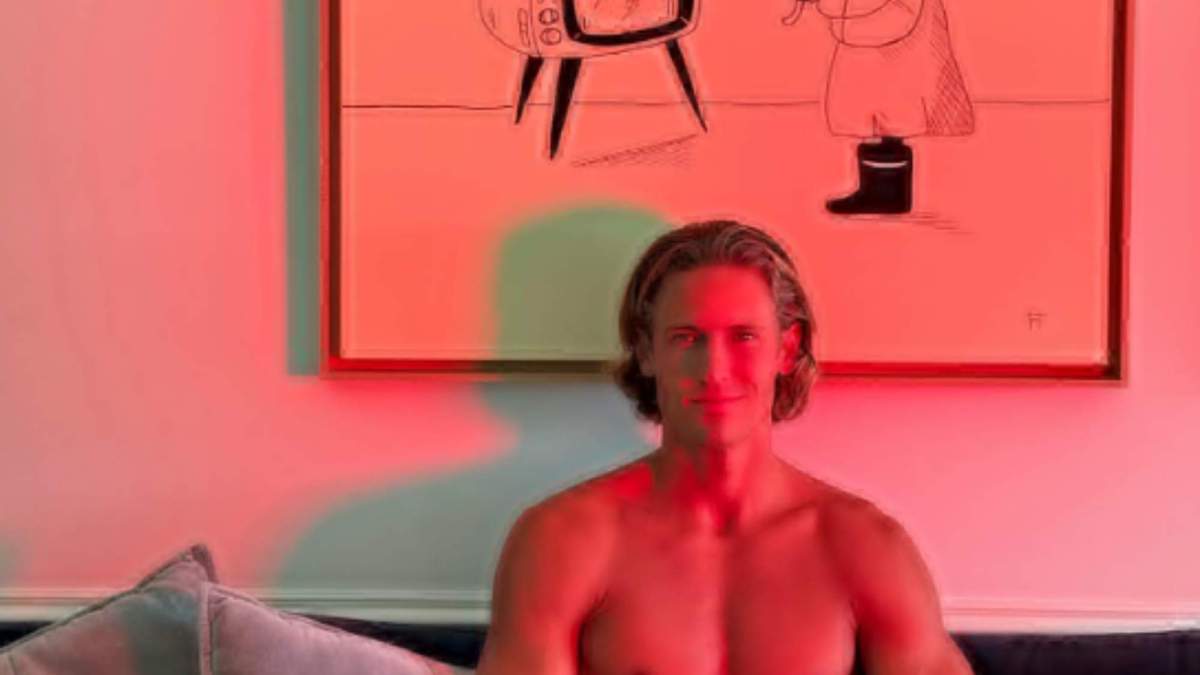 Marcos Llorente en su casa con luces rojas Marcos Llorente en su casa con luces rojas