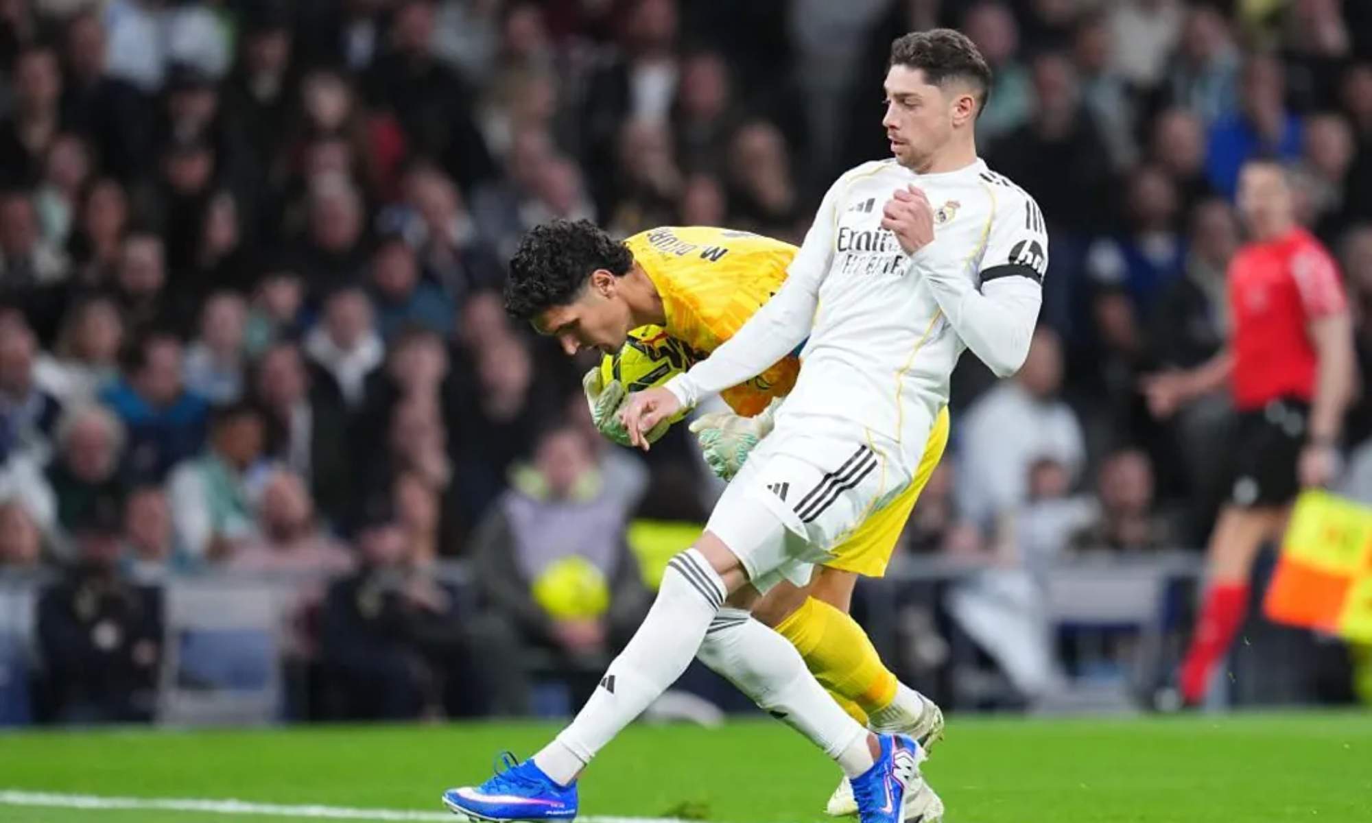 Fede Valverde presiona a Matías Dituro, durante un momento de la primera parte del partido entre el Real Madrid y el Elche en el Santiago Bernabéu.