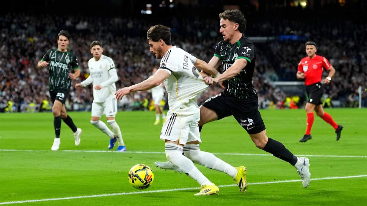 El posible penalti sobre Fran García en la primera mitad ante el Elche