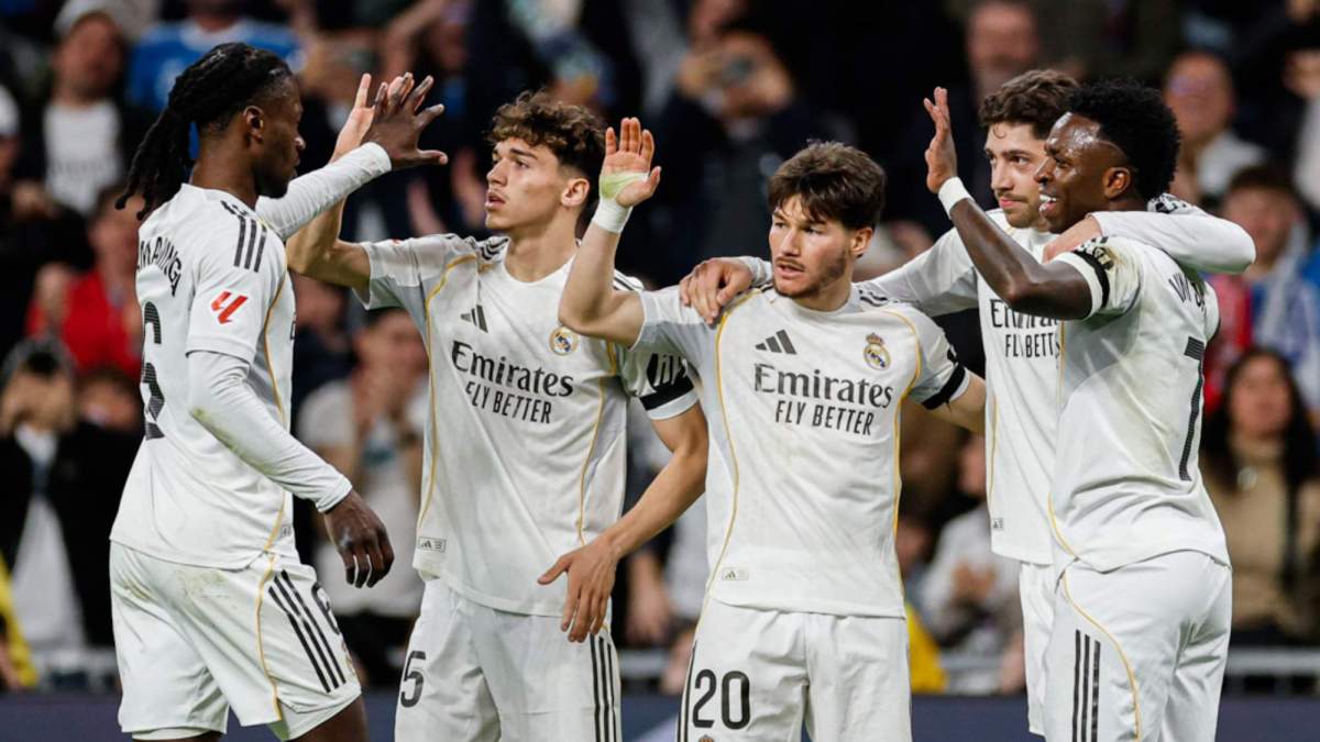 Jugadores del Real Madrid celebrando uno de los goles frente al Elche