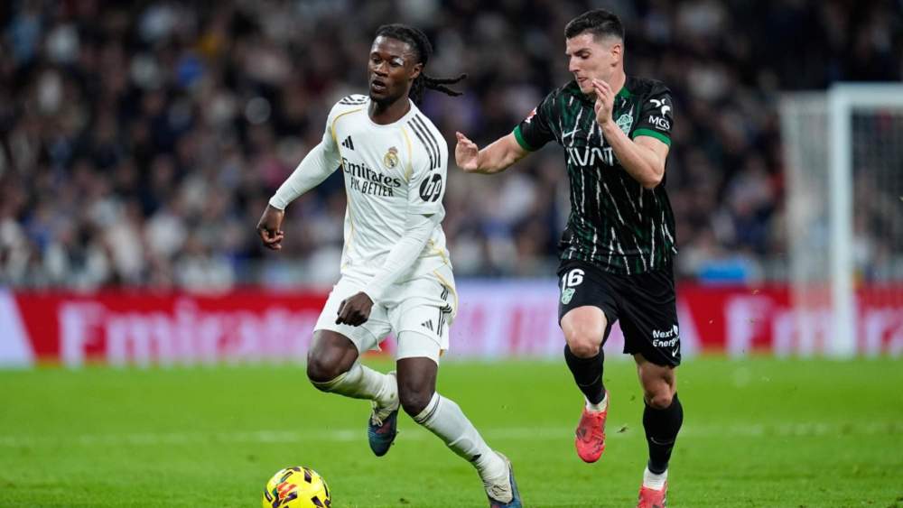 Eduardo Camavinga, con el balón, se protege de la carrera de Martim Neto durante el encuentro ante el Elche.