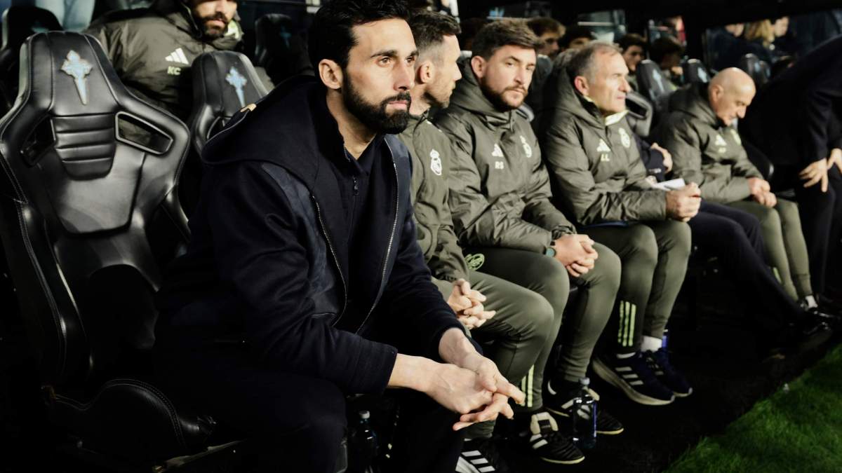 Álvaro Arbeloa sentado en el banquillo del Real Madrid.