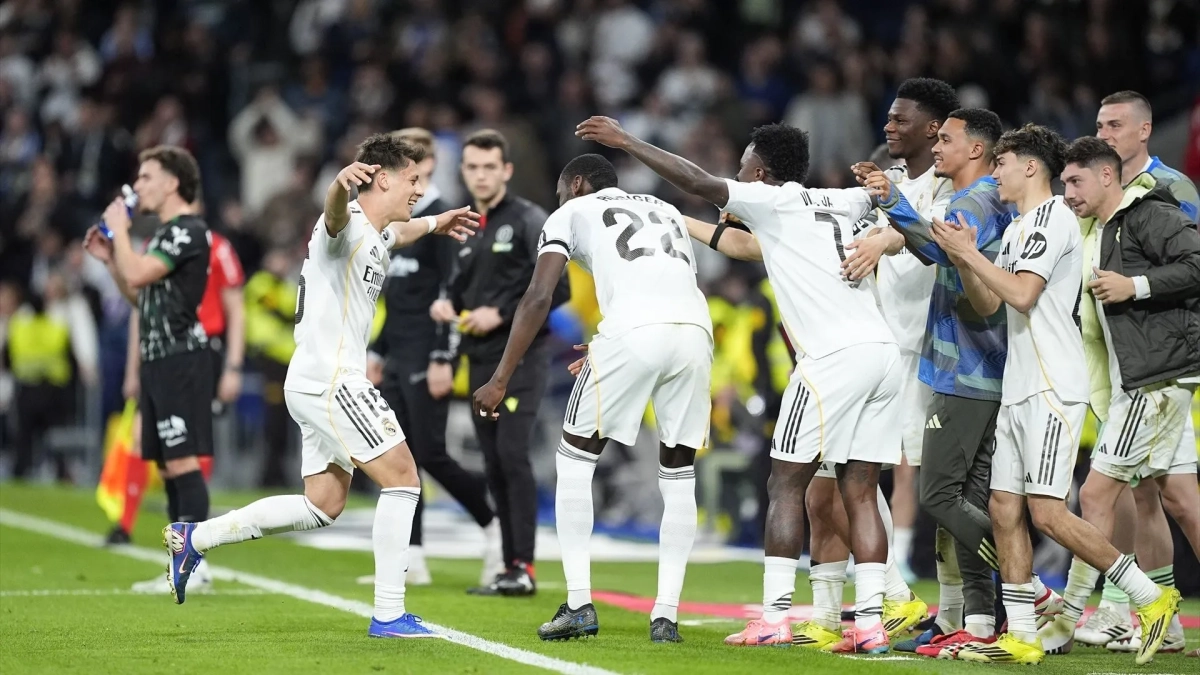 Arda Güler celebrando un gol con compañeros del Real Madrid.