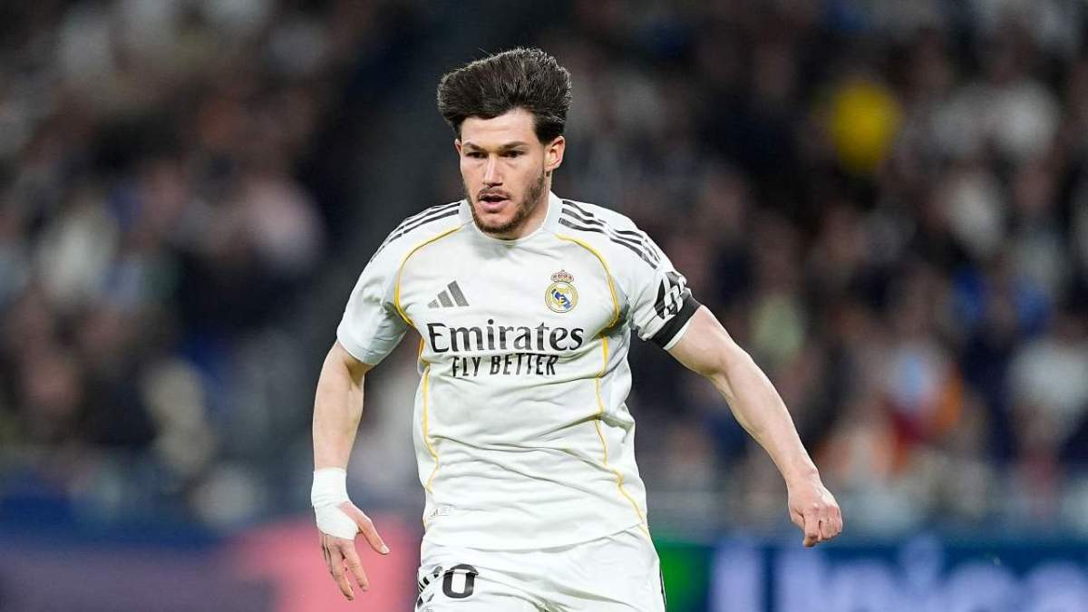 Fran García disputando un partido con el Real Madrid.