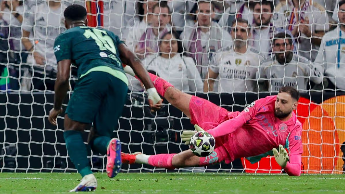 Gianluigi Donnarumma parando el penalti a Vinícius Júnior.