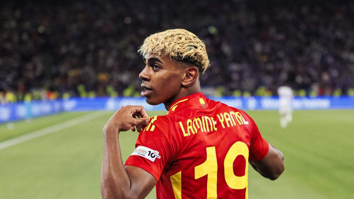 Lamine Yamal celebrando un gol con la selección española. 
