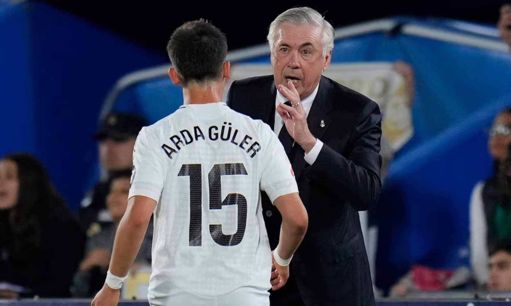 Carlo Ancelotti da indicaciones a Arda Güler durante un partido del Real Madrid la temporada pasada.