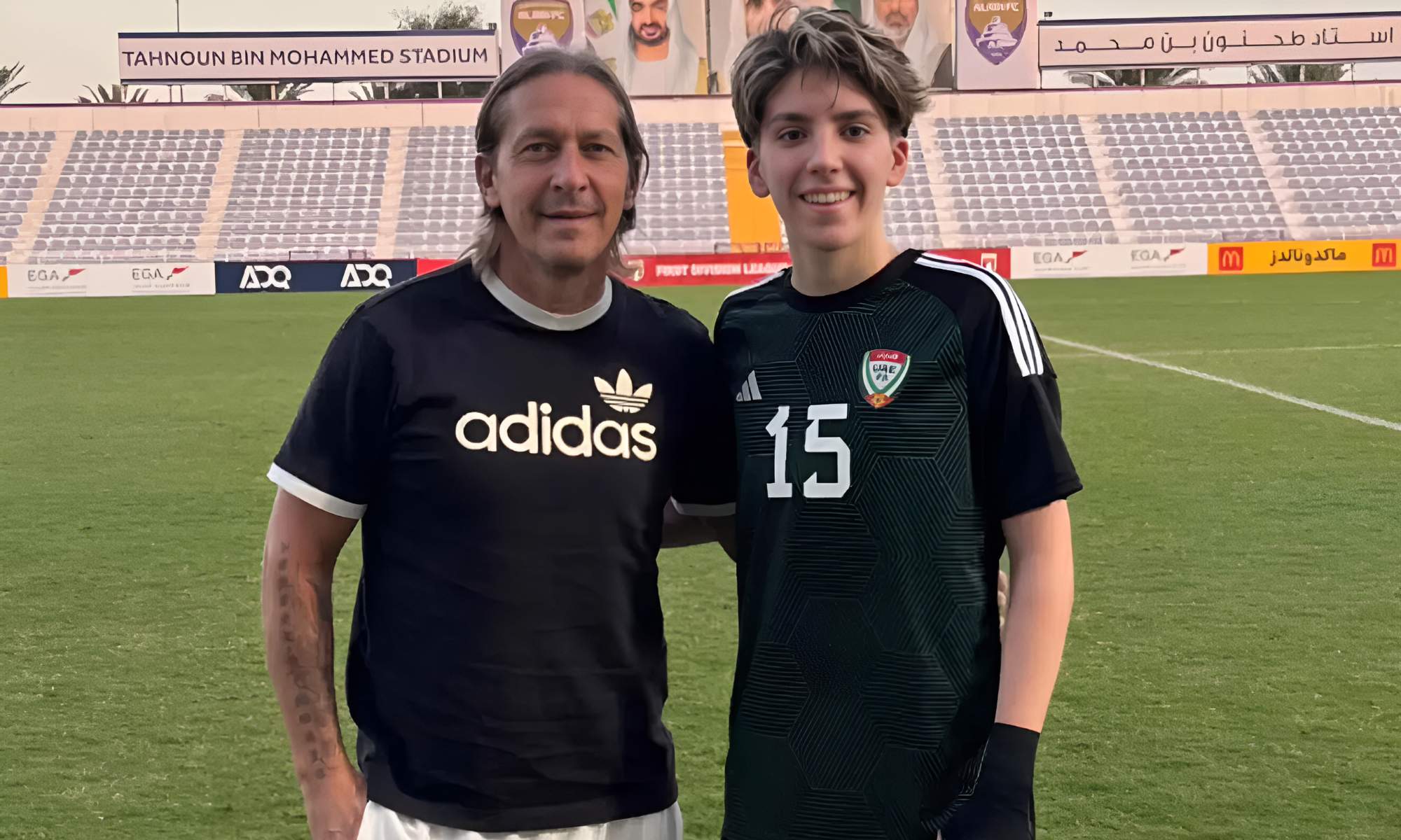 Míchel Salgado, junto a su hijo pequeño, Alan, que ha sido llamado a filas por la Selección de los Emiratos Árabes Unidos.