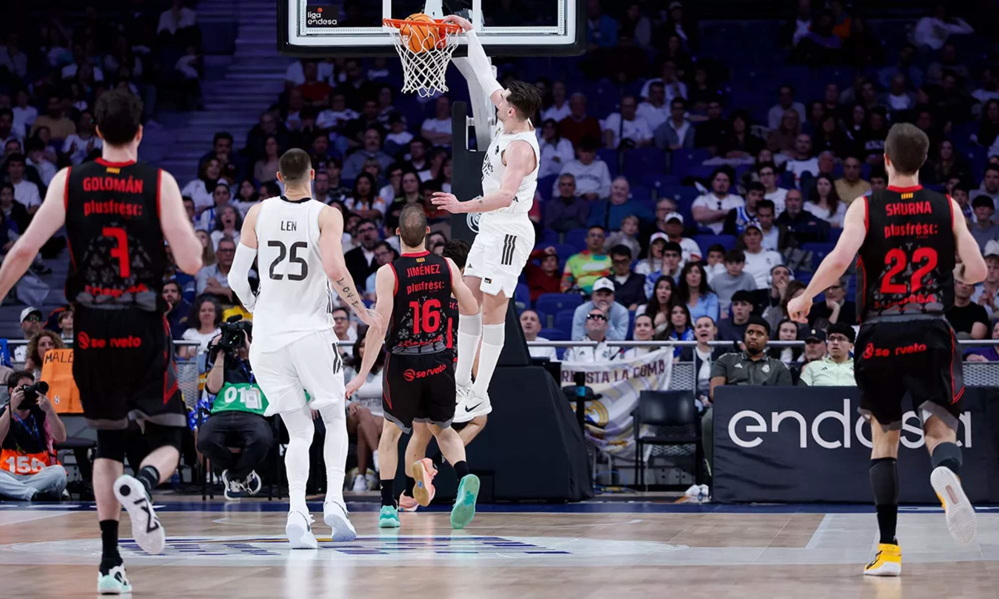 Mario Hezonja, encestando una canasta durante el partido de esta tarde entre el Real Madrid y el Hiopos Lleida.