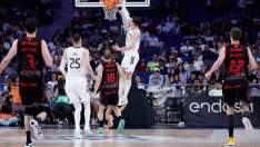 Mario Hezonja, encestando una canasta durante el partido de esta tarde entre el Real Madrid y el Hiopos Lleida.