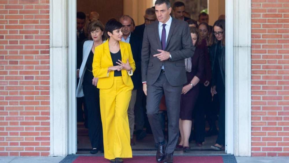 Pedro Sánchez, presidente del Gobierno, e Isabel Rodríguez, ministra de Vivienda, tras un Consejo de Ministros.