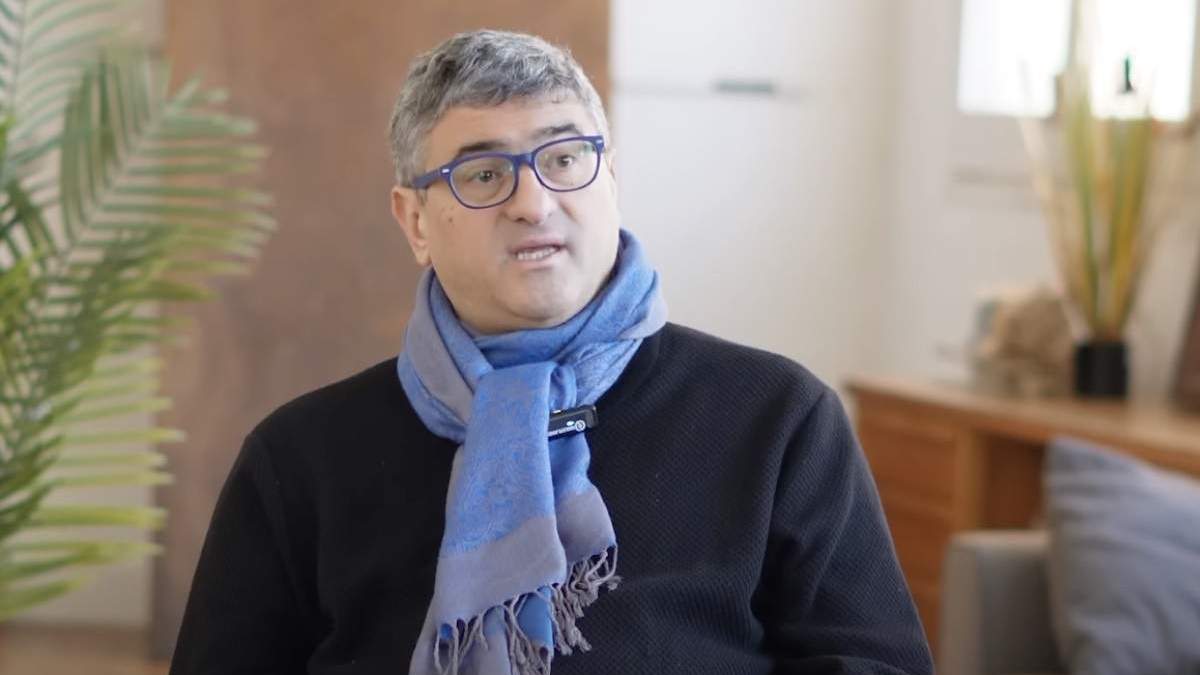 Mario Sabán es un Investigador y profesor de Cábala, psicólogo, teólogo, autor y filósofo argentino