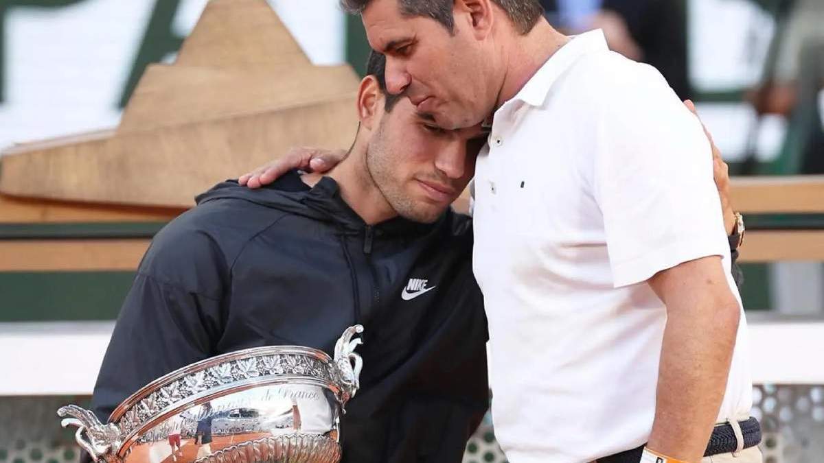 Carlos Alcaraz y su padre tras ganar en el Roland Garros
