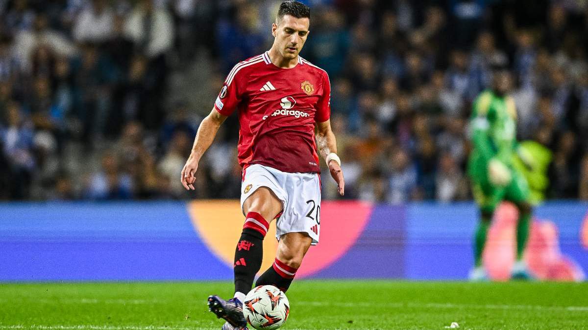 Diego Dalot jugando un partido con el Manchester United.