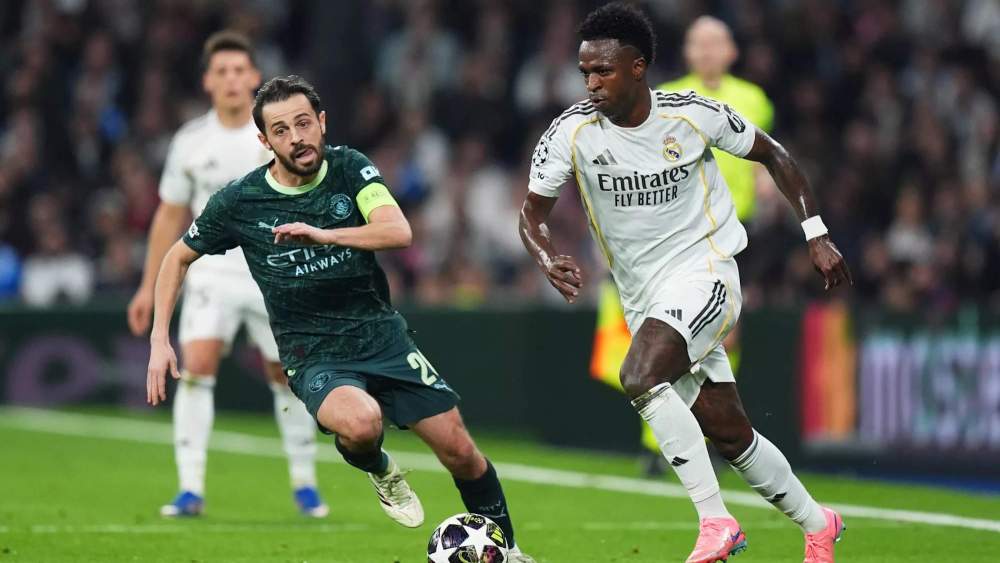 Bernardo Silva, defendiendo a Vinicius Junior en una jugada del encuentro entre el Real Madrid y el Manchester City de la semana pasada.