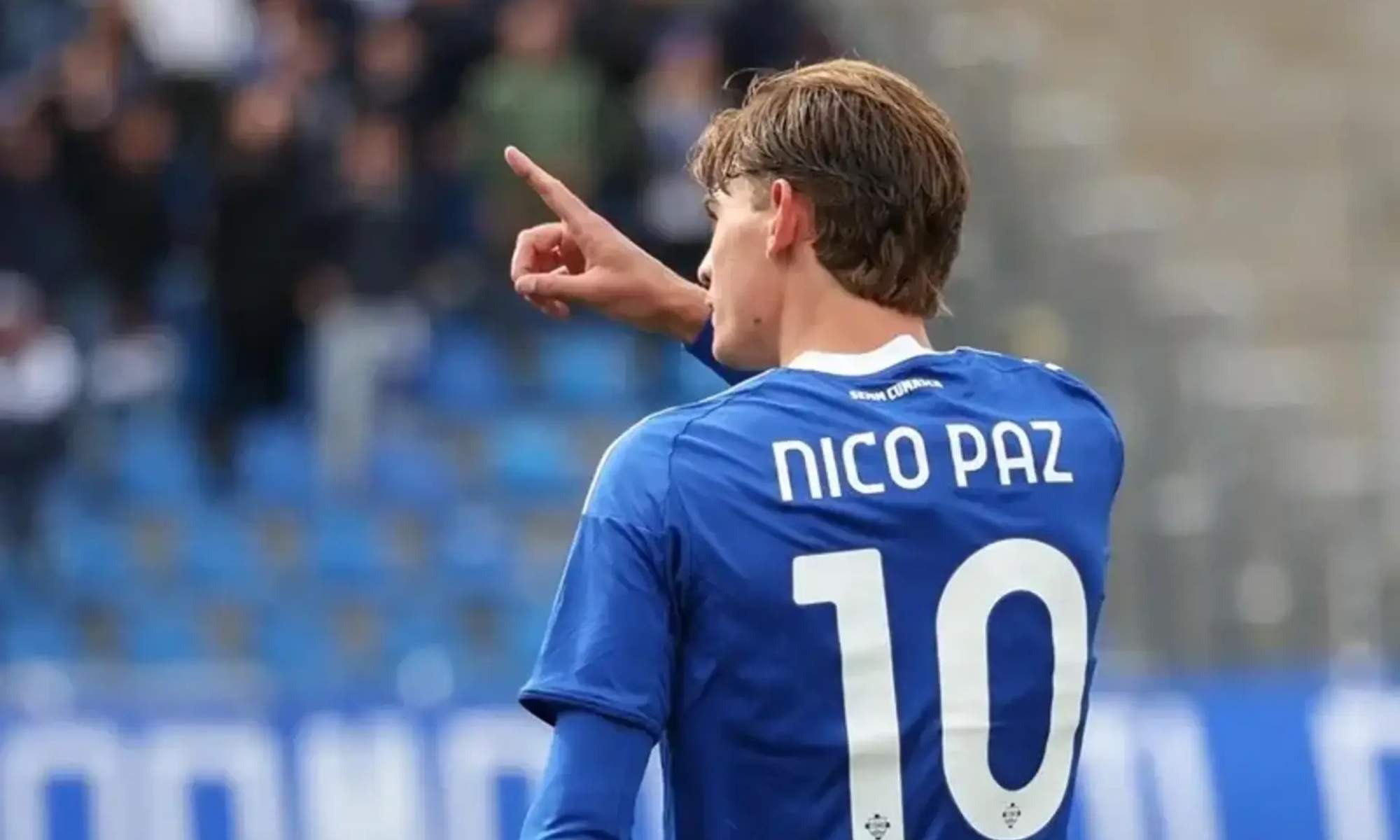 Nico Paz, celebrando un gol durante un partido con el Como esta temporada.