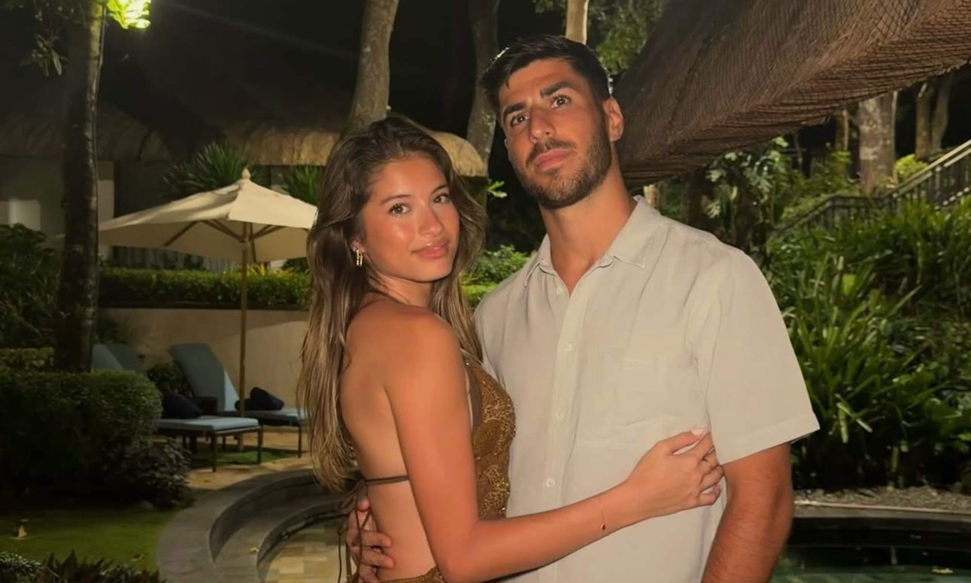 Marco Asensio, junto a su pareja actual, Laviana León, de vacaciones.
