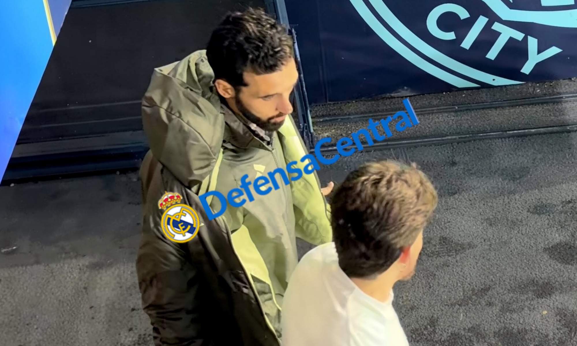Álvaro Arbeloa, hablando con Fran García momentos antes del entrenamiento del Real Madrid en el Etihad durante esta tarde.