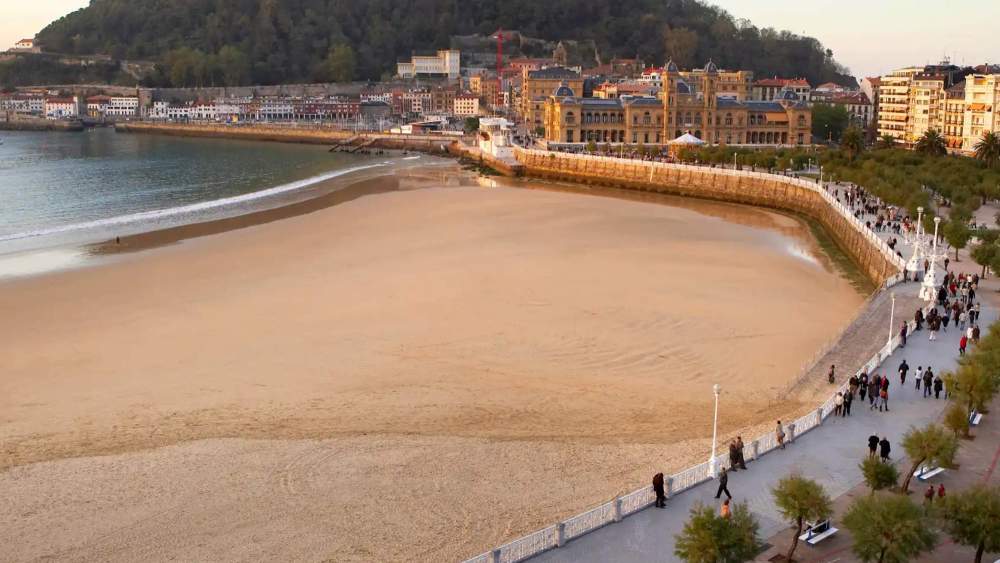 La playa de La Concha es la más importante de San Sebastián.