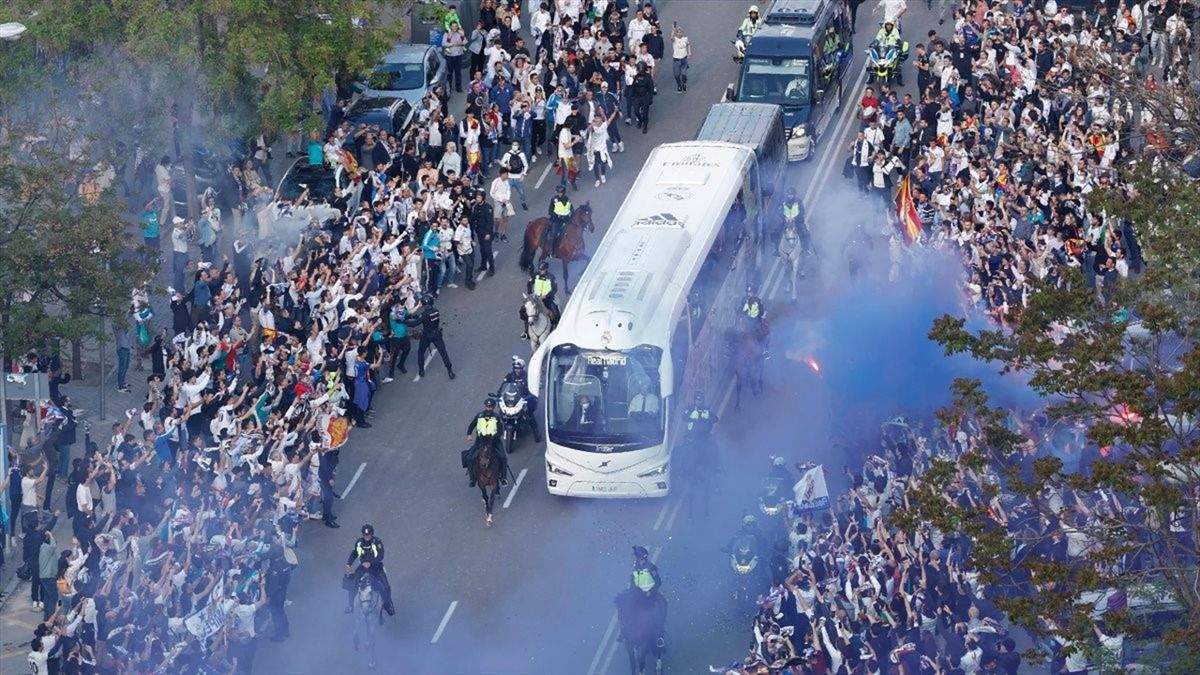 Recibimiento al bus del Real Madrid