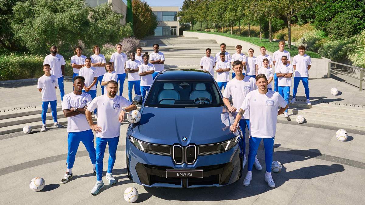 Jugadores del Real Madrid junto a un BMW